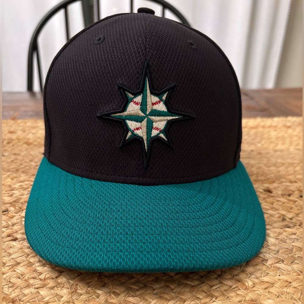 New Era Seattle Mariners Fitted Cap Hat size worn off worn 7 1/4 sized‎ man